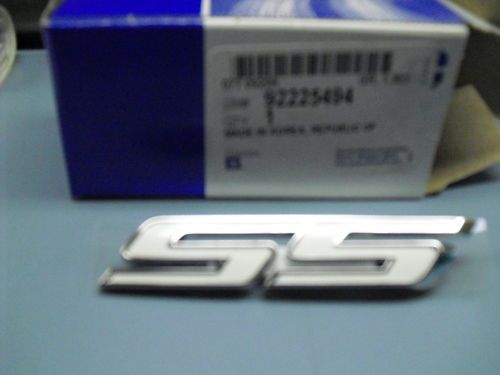 2010 2011 White Camaro SS Grille Emblem New GM 92225494  