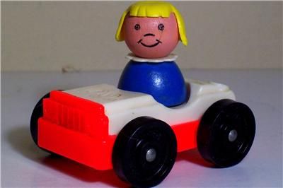 1970 VINTAGE FISHER PRICE LITTLE PEOPLE ACTION GARAGE  