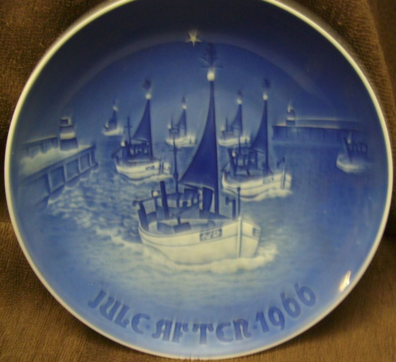 Bing & Grondahl 1966 Christmas Hjem til Jul Plate  