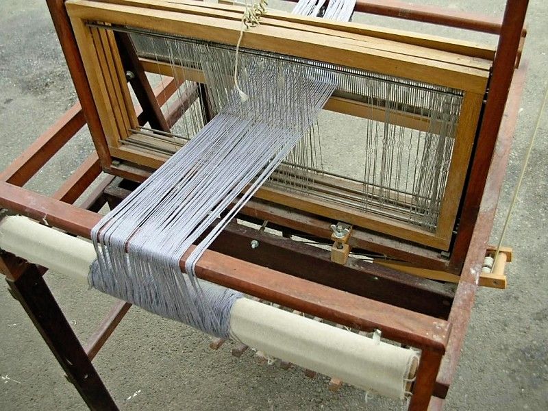 vintage J made Walnut Floor Weaving Loom 24 9 dpi reed  