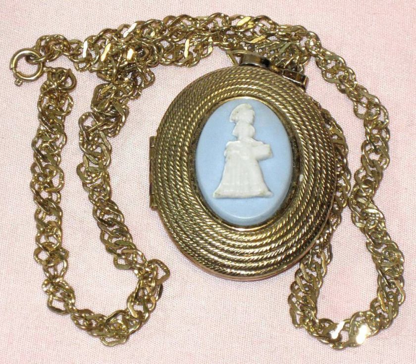 1966 Presidents Campaign Honor Award locket & chain AVON  