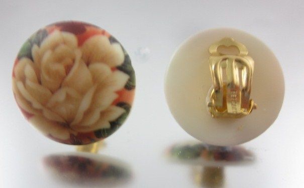 You are bidding on DESIGNER Vntg Floral Disc Clip On Earrings. These 