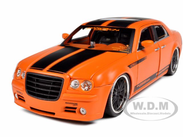 2007 CHRYSLER 300C ORANGE PAROTECH 1/18 DIECAST MODEL  