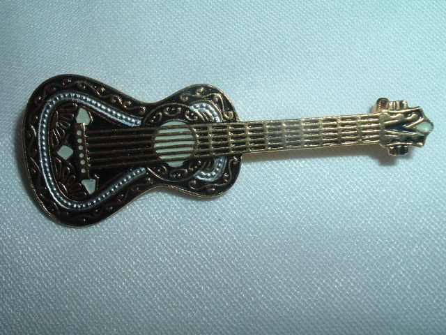 VINTAGE SPANISH GOLD DAMASCENE GUITAR PIN, NEW IN BOX  