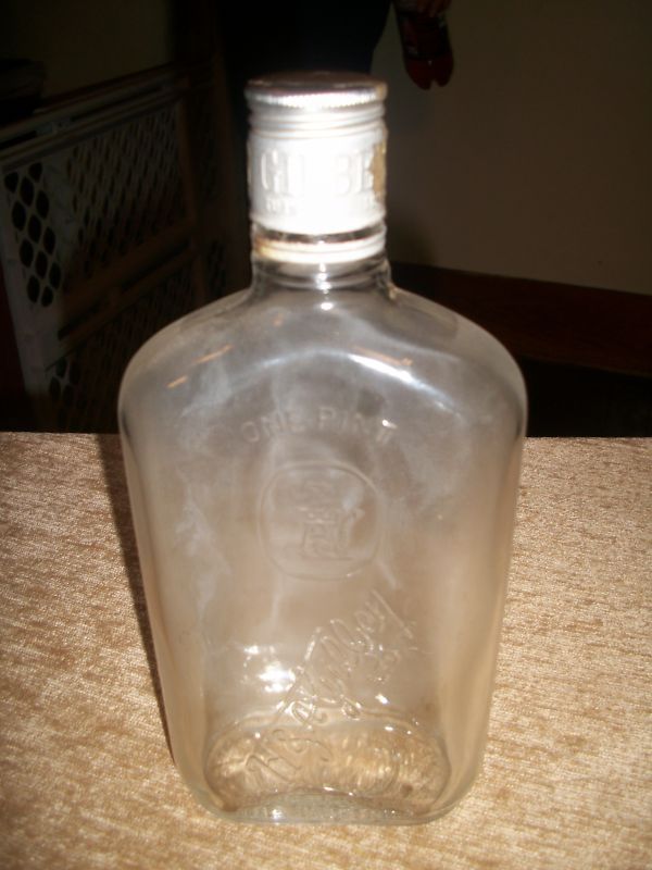 VINTAGE LIQUOR BOTTLE GILBEYS RUM WHISKEY?? ONE PINT  