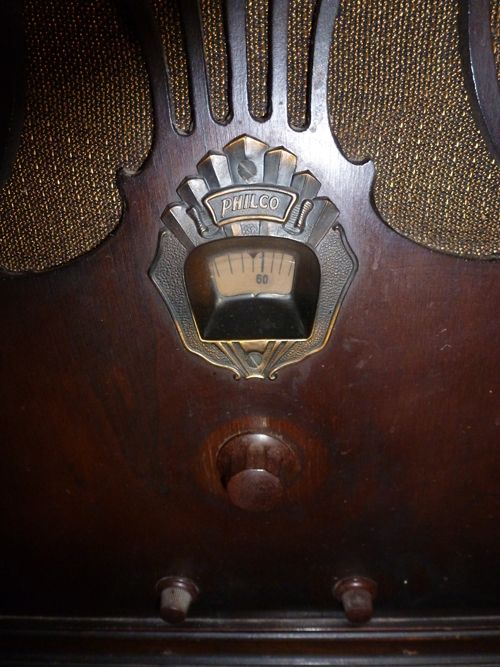 ANTIQUE 1930 PHILCO WALNUT CATHEDRAL RADIO MODEL 20  