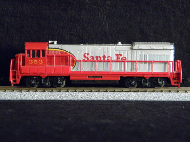 Bachmann Santa Fe 4 axle Diesel 353 BT Trains  