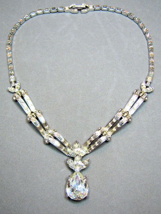 GORGEOUS PENNINO WAVING BAGUETTE & DROP STONE NECKLACE  