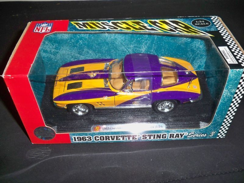 MINNESOTA VIKINGS FLEER 63 CORVETTE STING RAY DIECAST  