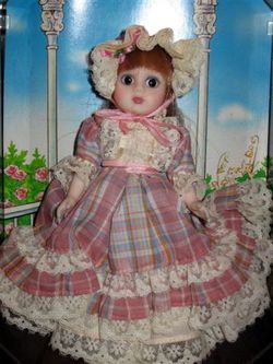 Vintage collecible vinyl WORLD DOLL   CROWN PRINCESS  